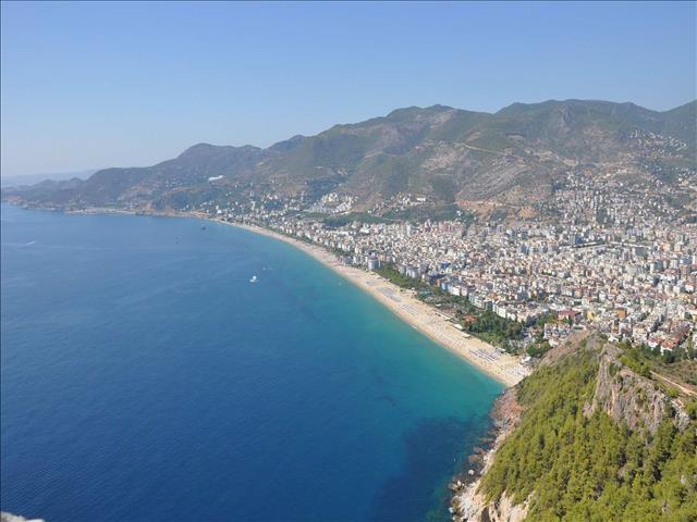 Summer comes to Antalya: tourists are already on the beach