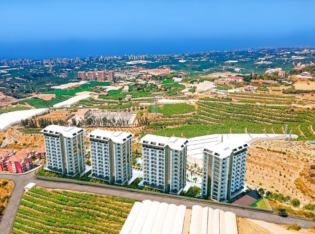 Panoramalage auf einem Hügel mit Blick auf Meer, Wald, Berge und die Stadt in Mahmutlar, Alanya